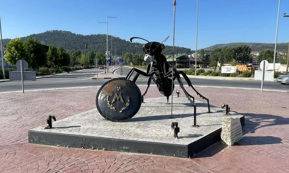 Το άγαλμα μυρμήγκι στην είσοδο των Φαρσάλων - Ποιοι ήταν οι μυθικοί Μυρμιδόνες